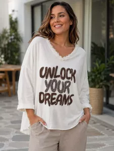 Home - Modeshop Frau im Shirt mit Aufschrift