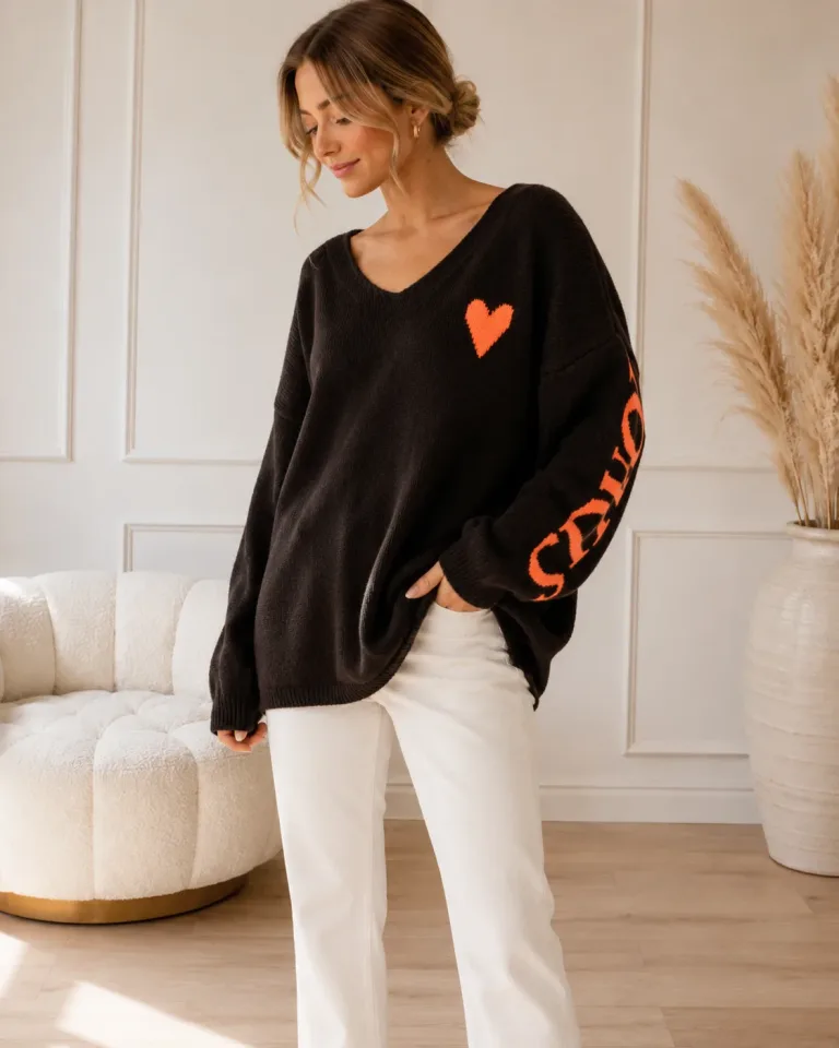 Schwarzer Pullover mit orangefarbenem Herz