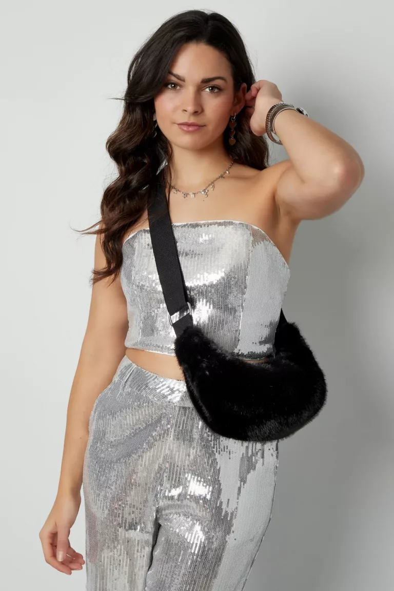 Glitzerndes Pailletten-Outfit mit Tasche
