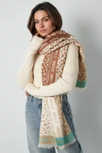 Home - Modeshop Frau mit modischem Schal