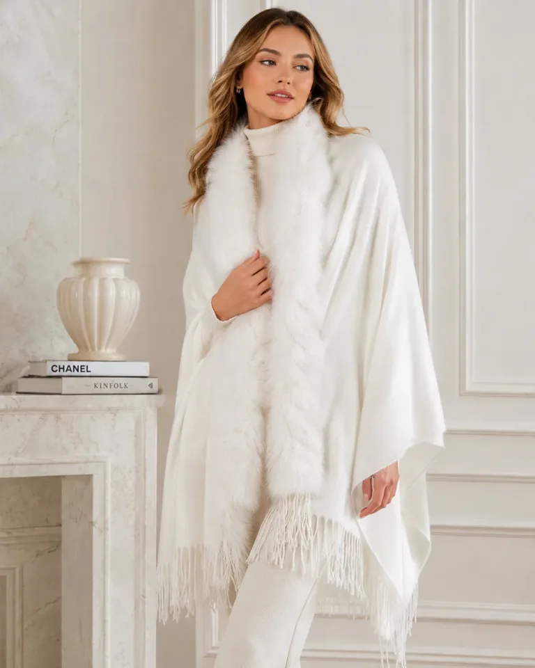 Weiße Damen Poncho mit Fell