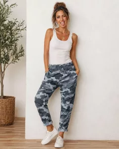 Frau in Tarnhose und Top