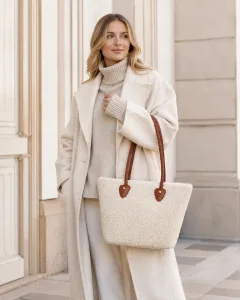 Modische Lammfell-Tasche mit Mantel