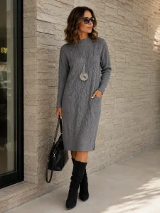 Graues Strickkleid mit Stiefeln