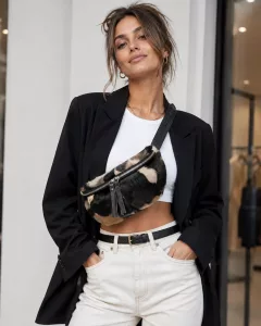 Modische Frau mit Bauchtasche