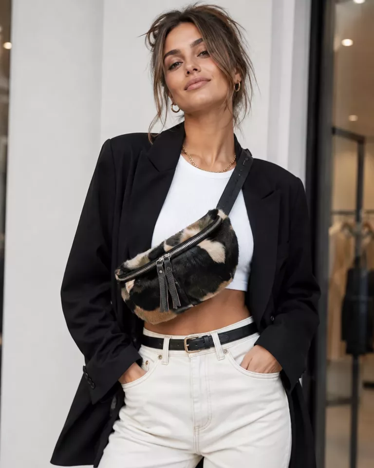 Modische Frau mit Bauchtasche