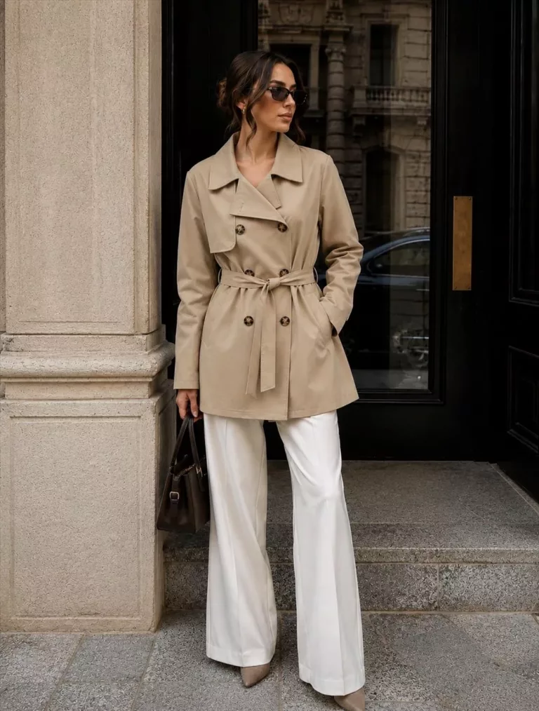Frauen in beigem Trenchcoat