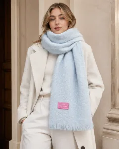 Hellblauer Schal am Modell