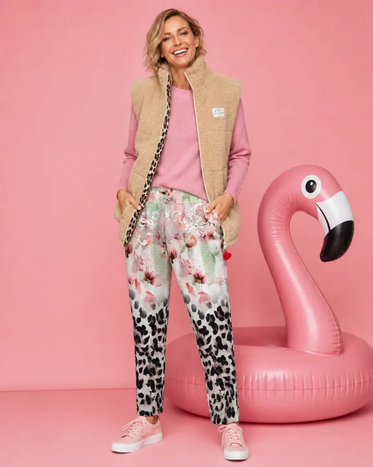 Frau im Teddyweste und Hose