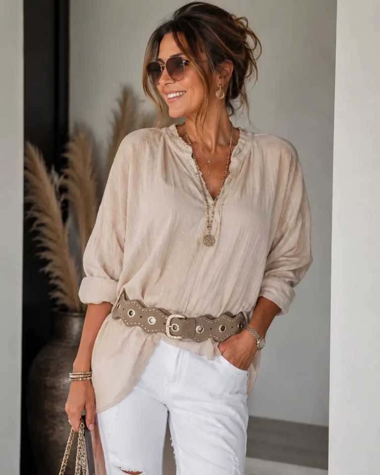 Frau in beiger Bluse, weißer Hose