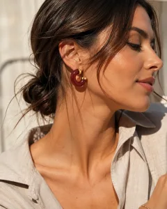 Rote Ohrringe mit Golddetails