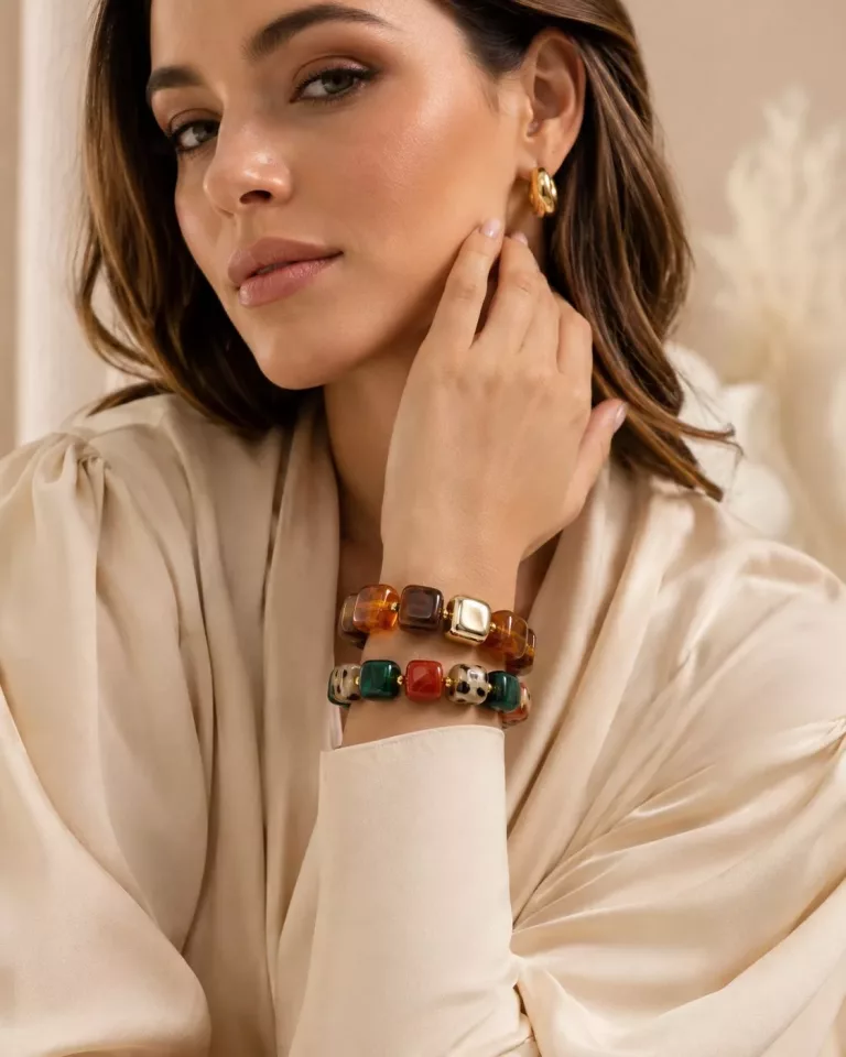 Armbänder und Ohrringe an Frau