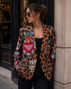 Frau im Leopardenmuster-Blazer