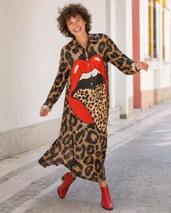 Frau im Leo-Kleid mit Lippen