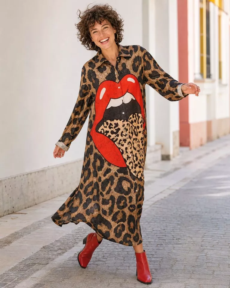 Frau im Leo-Kleid mit Lippen