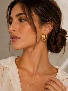 Modische Frau mit Schmuck