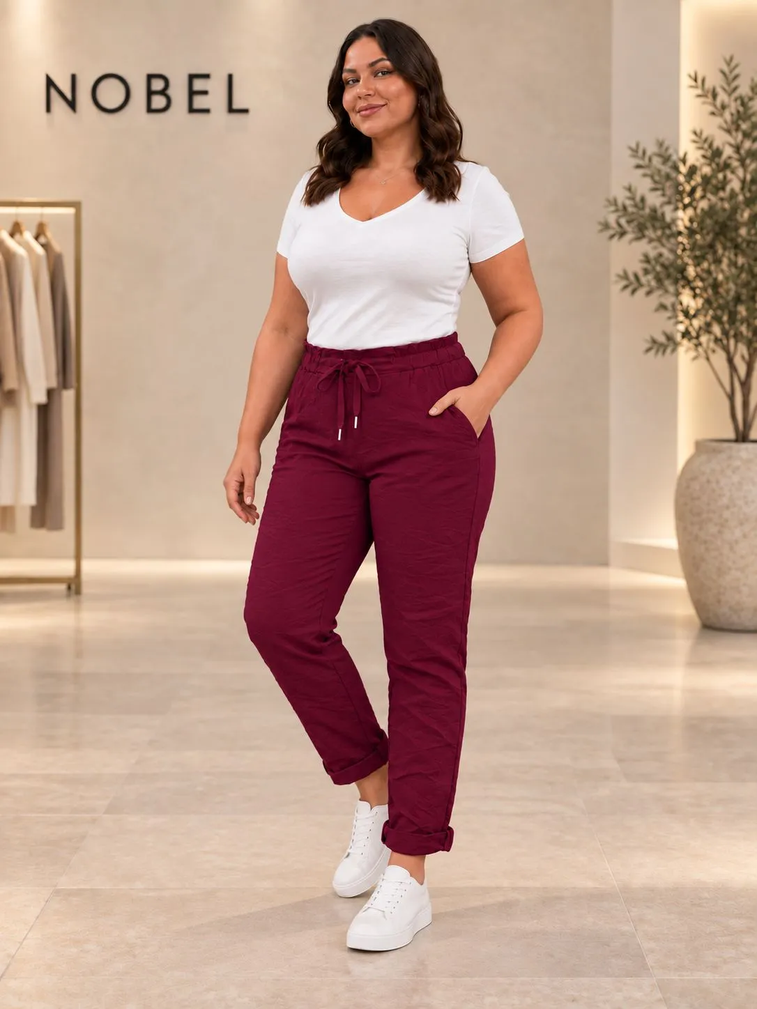 Frau in bordeauxfarbener Hose
