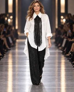 Model im Designer-Outfit auf Laufsteg