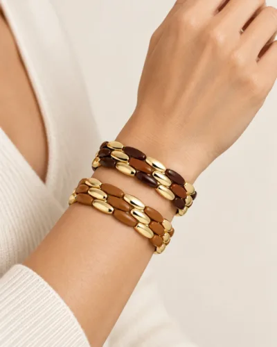 Armbänder mit braunen Perlen