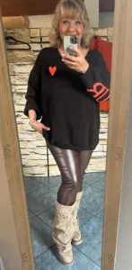 Frau im schwarzen Pullover mit Herz