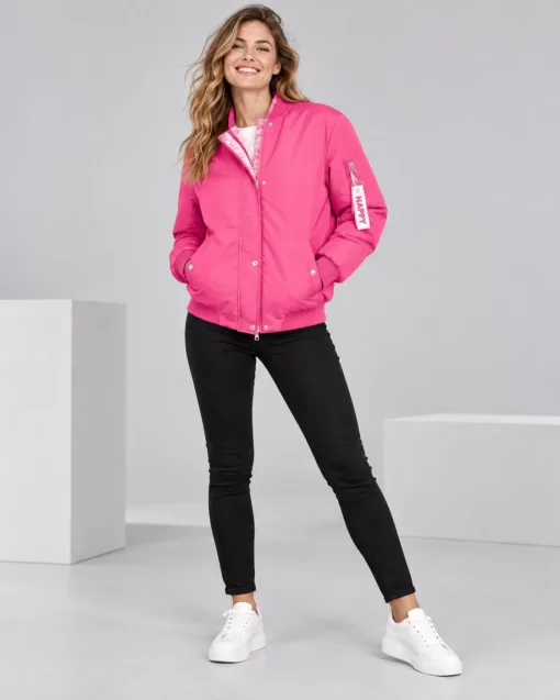 Frauen in rosa Bomberjacke